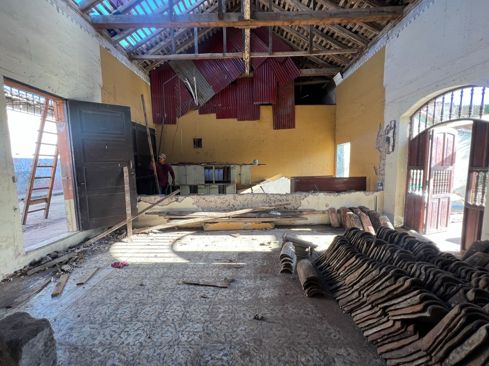 Casa Antigua en construcción — interior original con paredes amarillas y tejas