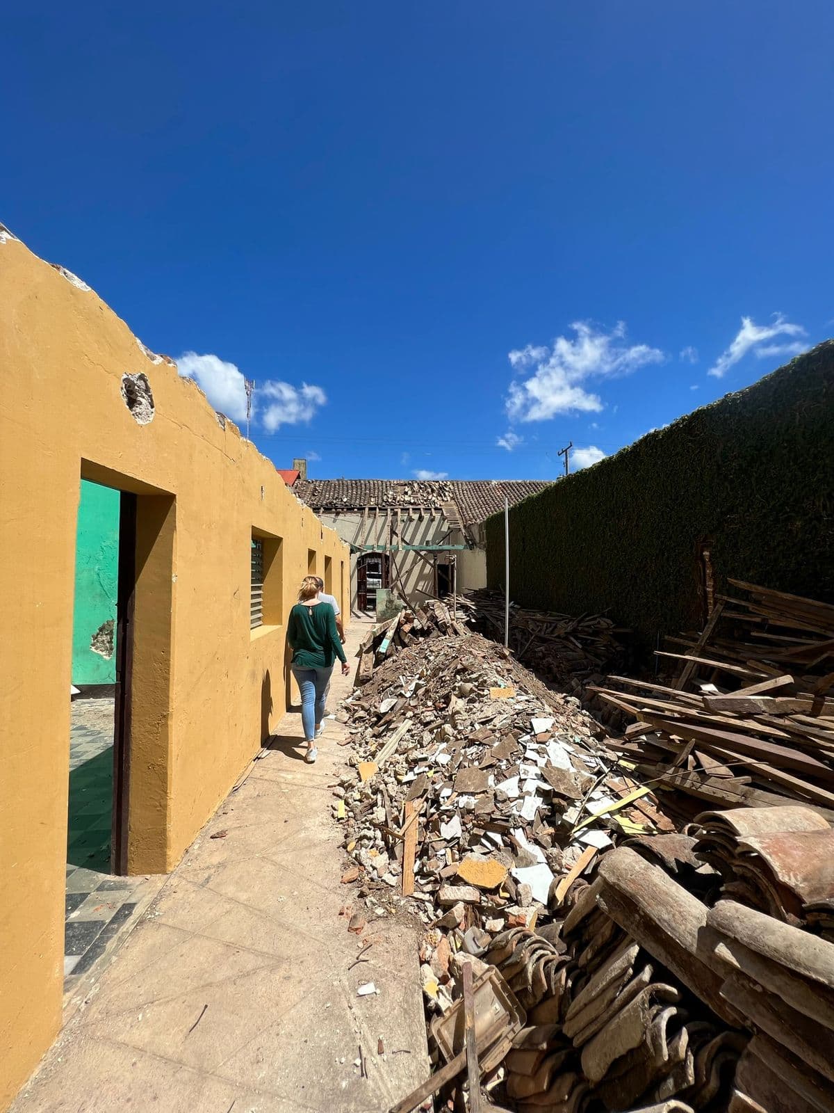 Patio con escombros y cielo abierto durante la construcción