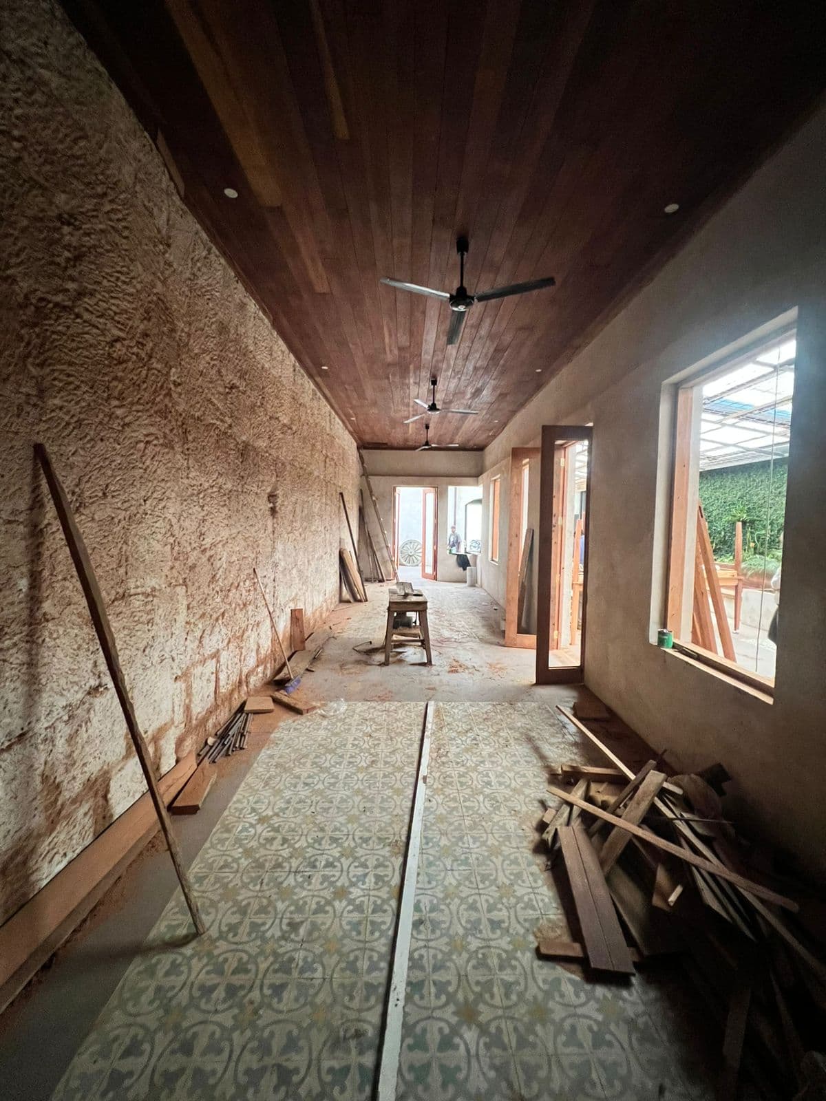 Pasillo principal en proceso de construcción con techo de madera instalado