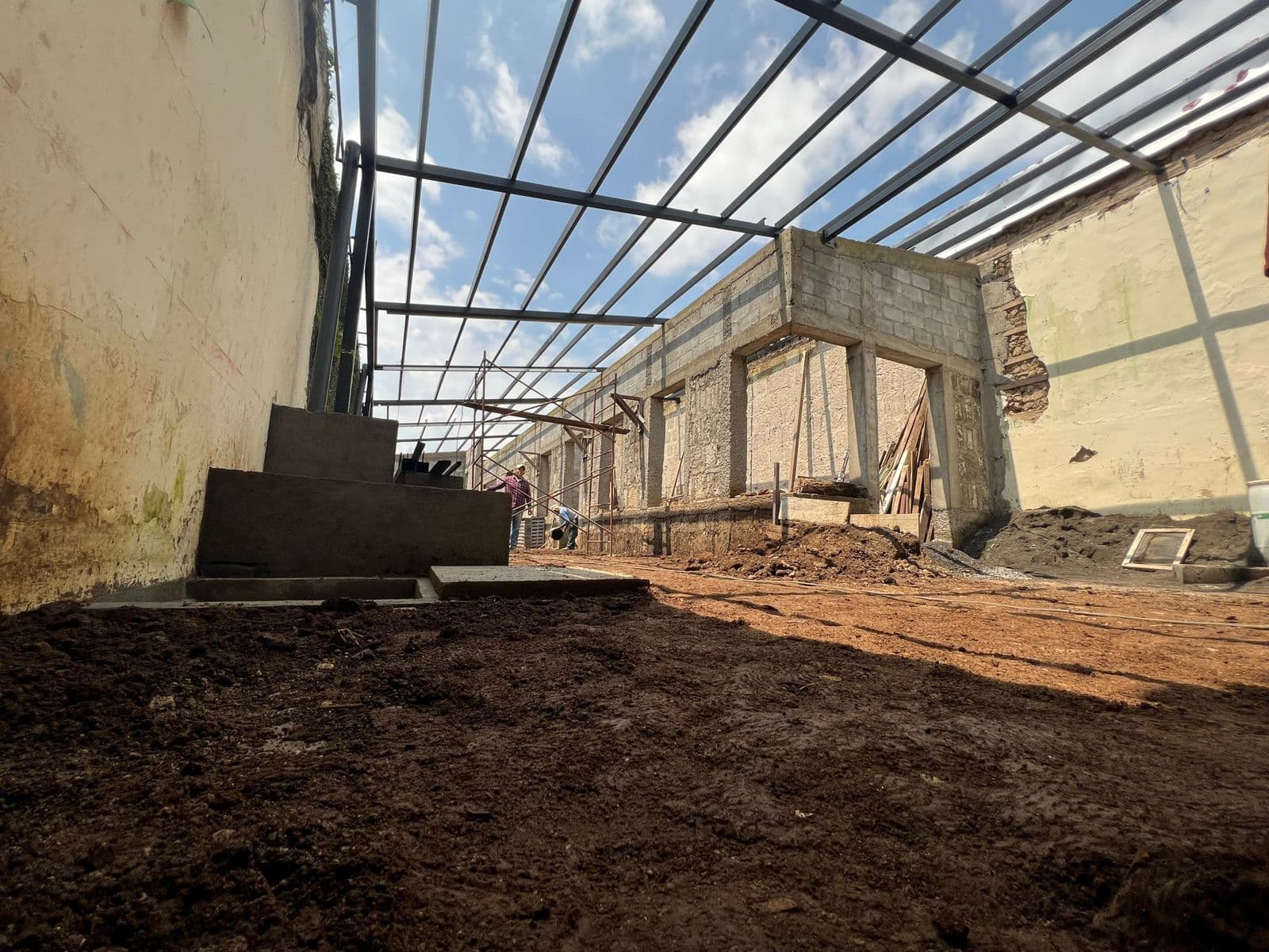 Estructura metálica del patio en construcción